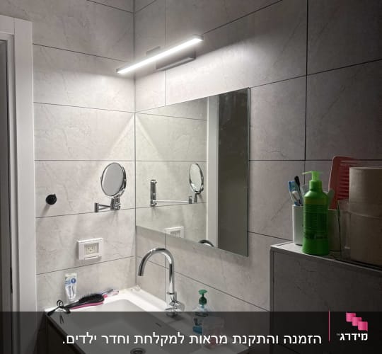 חדר אמבטיה עם מראה וכיור